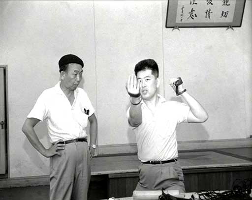 Hatsumi Yoshiaki demonstrating the use of shuko (hand claws) for director Yamamoto Satsuo
